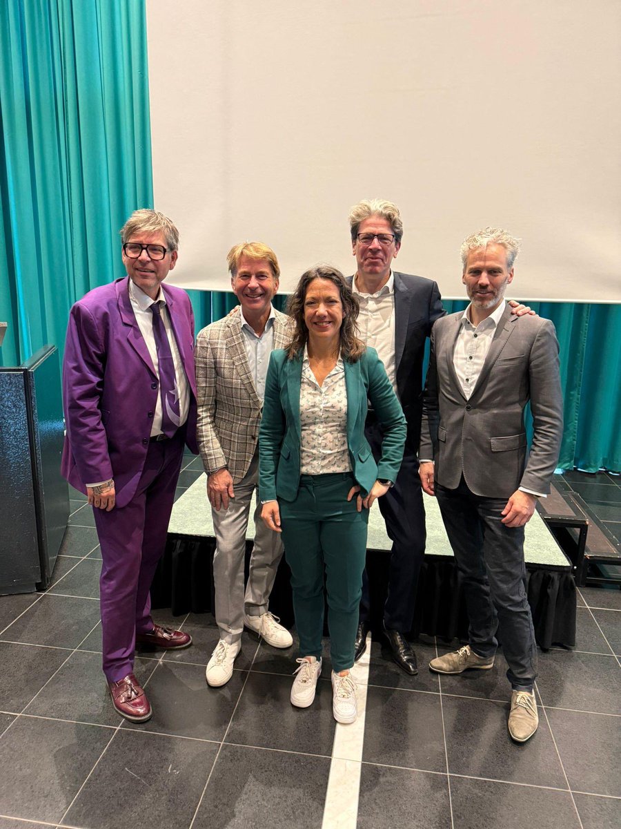 Als voorzitter van de fysieke pijler van de <a href="/G40netwerk/">G40</a> èn als wethouder van <a href="/almere/">almere</a> trapte ik de VRO-G40-NEPROM studiereis in Almere en Amsterdam af. Ieder jaar doen publieke en private partners inspiratie op voor de stedelijke vraagstukken van nu. Want steden bouw je samen!