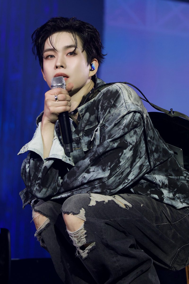 Got_U_0227's tweet image. 251107 LUCID LINE Day 1 #최상엽 

우리집 고양이가 어쩜 개미남,,,🐜