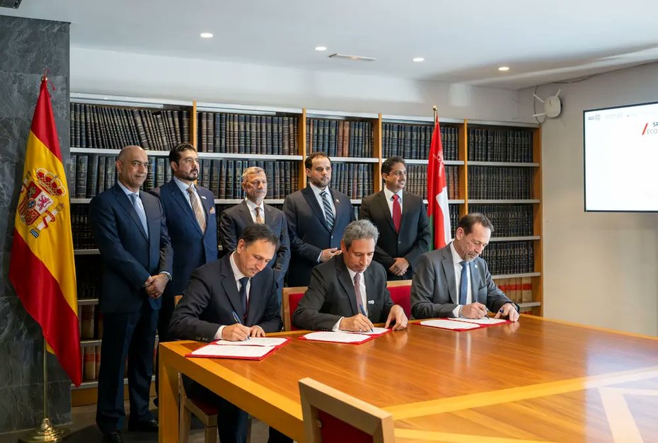 fuelcellsworks's tweet image. Oman signs key deals with Spain’s Naturgy and a green consortium to boost LNG and #greenmethanol production.
Up to 1 Mtpa LNG from 2030 and new #cleanfuel infrastructure in Dhofar strengthen Oman’s Vision 2040 and Spain’s renewable ties.

#GreenHydrogen

fcw.sh/aMyEfr
