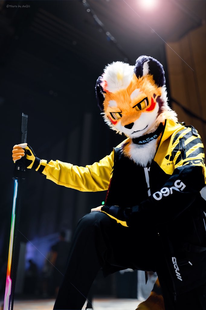 「FursuitFriday」 
Light It Up
出镜:<a href="/Mr_NathanSen/">ヤMr·年仕森_Nathan Sen</a>