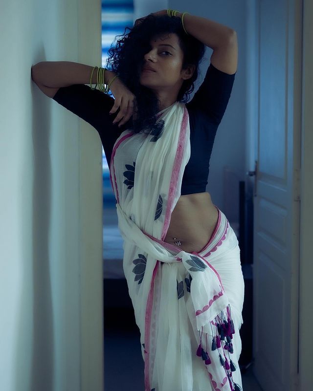 mayuri0204's tweet photo. संध्याकाळ झाली, पण मन अजूनही त्या नजरेत अडकलंय… त्याचा स्पर्श, त्याचं हसू सगळं काही अजूनही अंगावर रेंगाळतंय. प्रेम म्हणजे काय, हे कळलं… जेव्हा श्वासातही त्याचं नाव विरलं...✨❤️
#EveningVibes #FeelingOfLove #RomanticSoul https://t.co/AYDbEUIJ17