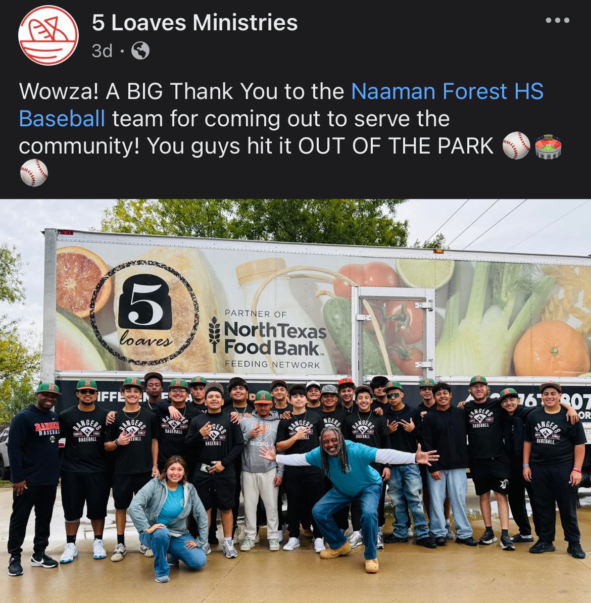 Teamwork doesn’t stop on the field! 💪🏽Naaman Baseball is out here making a difference in our community. #WAM  #CommunityFirst #RangerNation <a href="/gisdnews/">Garland ISD</a> <a href="/ntfb/">North Texas Food Bank</a>