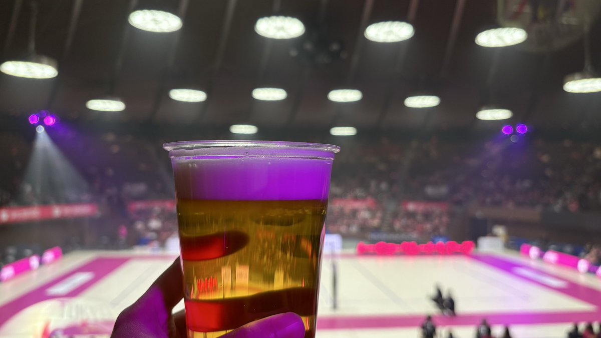 0_mattt's tweet photo. ぐれべあちゃんホーム開幕戦行きました🍻ナイターでエグいフルセットキメてきてくれてバレーが大好きすぎましたね…第4セット34-32おもろすぎてぶっ倒れるかと思いました　今季もよろしくお願いします💫 https://t.co/Y7LoXFxNQe