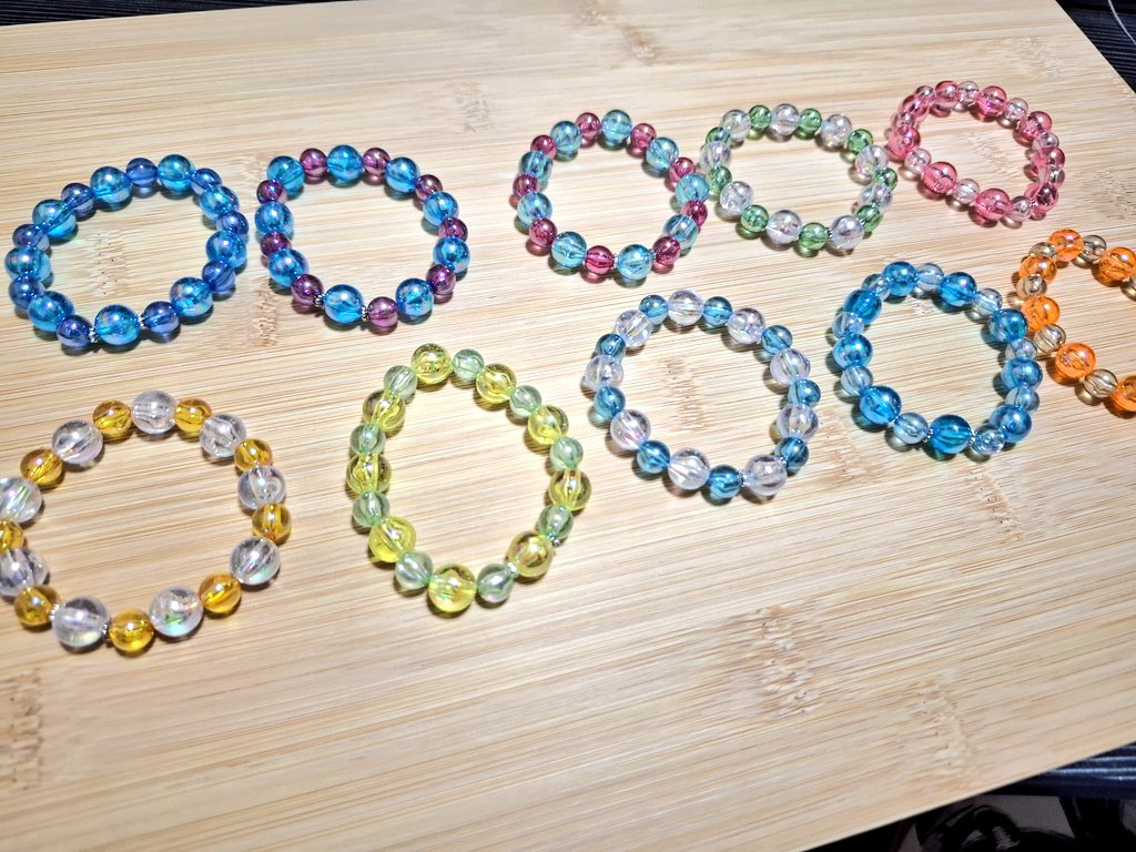 hm_mzk3's tweet image. 未就学児くらいのお子様サイズのブレスレットです。色んな色作ってみました。
それの一部です。