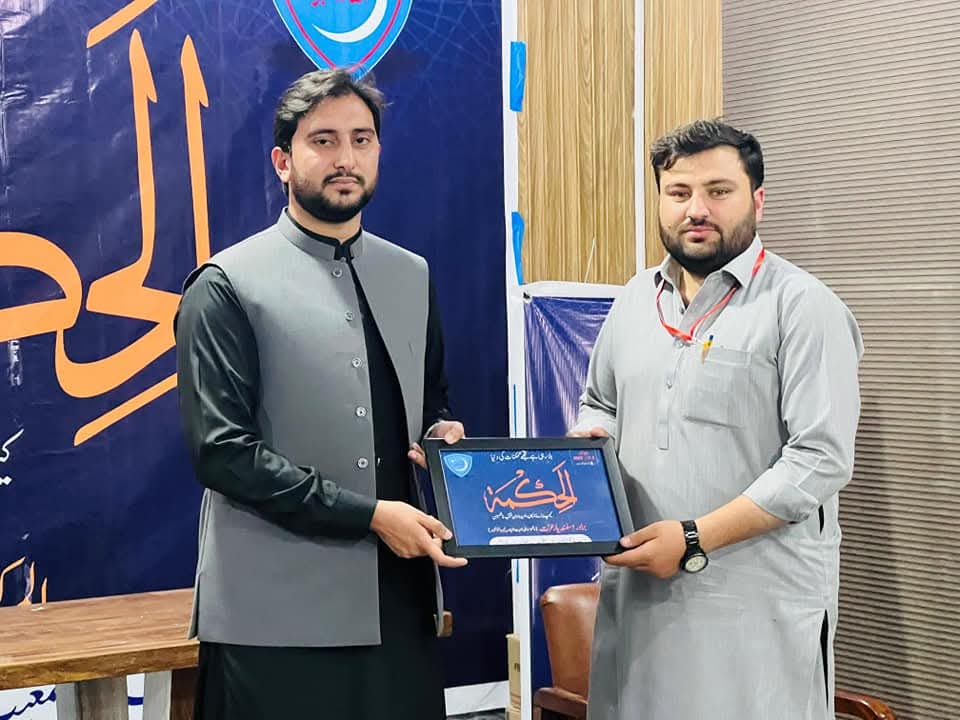 اسلامی جمعیت طلبہ سوات ڈویژن کے زیر اہتمام تین روزہ الحکمہ کیمپ برائے ارکان ،امیدواران ، منتخب رفقاء سے
ناظم اسلامی جمعیت طلبہ خیبرپختونخوا برادر اسفندیار عزت خطاب کررہے ہیں ۔ 
ناظم ڈویژن برادر حمزہ رشید نے ناظم صوبہ کو کیمپ کا یادگاری شیلڈ پیش کیا۔ 
#KPJamiat