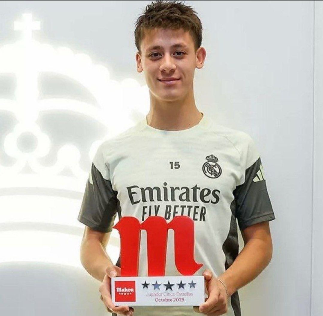⭐️🤩 Arda Güler ha recibido su premio como Jugador del Mes de octubre del Real Madrid.