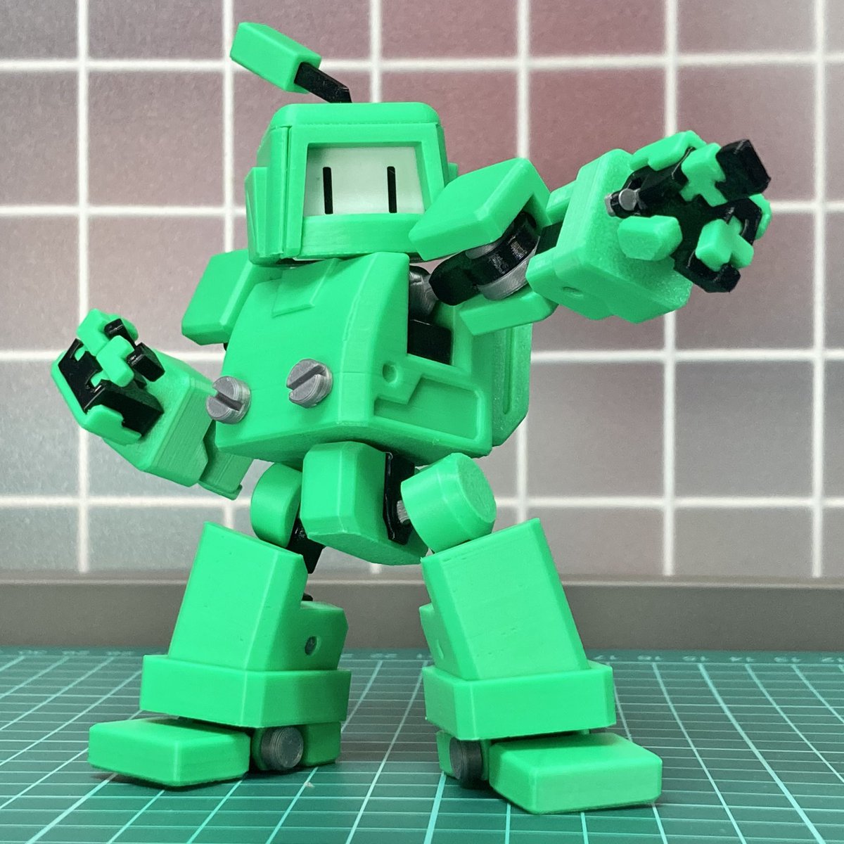 お待たせ致しましたァ！💦
新作発表です！

我がアカウントの顔である
『ハコット』！初公開から約3年！ようやく発売となります！！！😭

ホビラン33にて初回販売を予定しております！

これまで培ってきたハコットラボの技術をギュムっと詰め込んだ一品となります！

#ホビーラウンド33 #ホビラン33