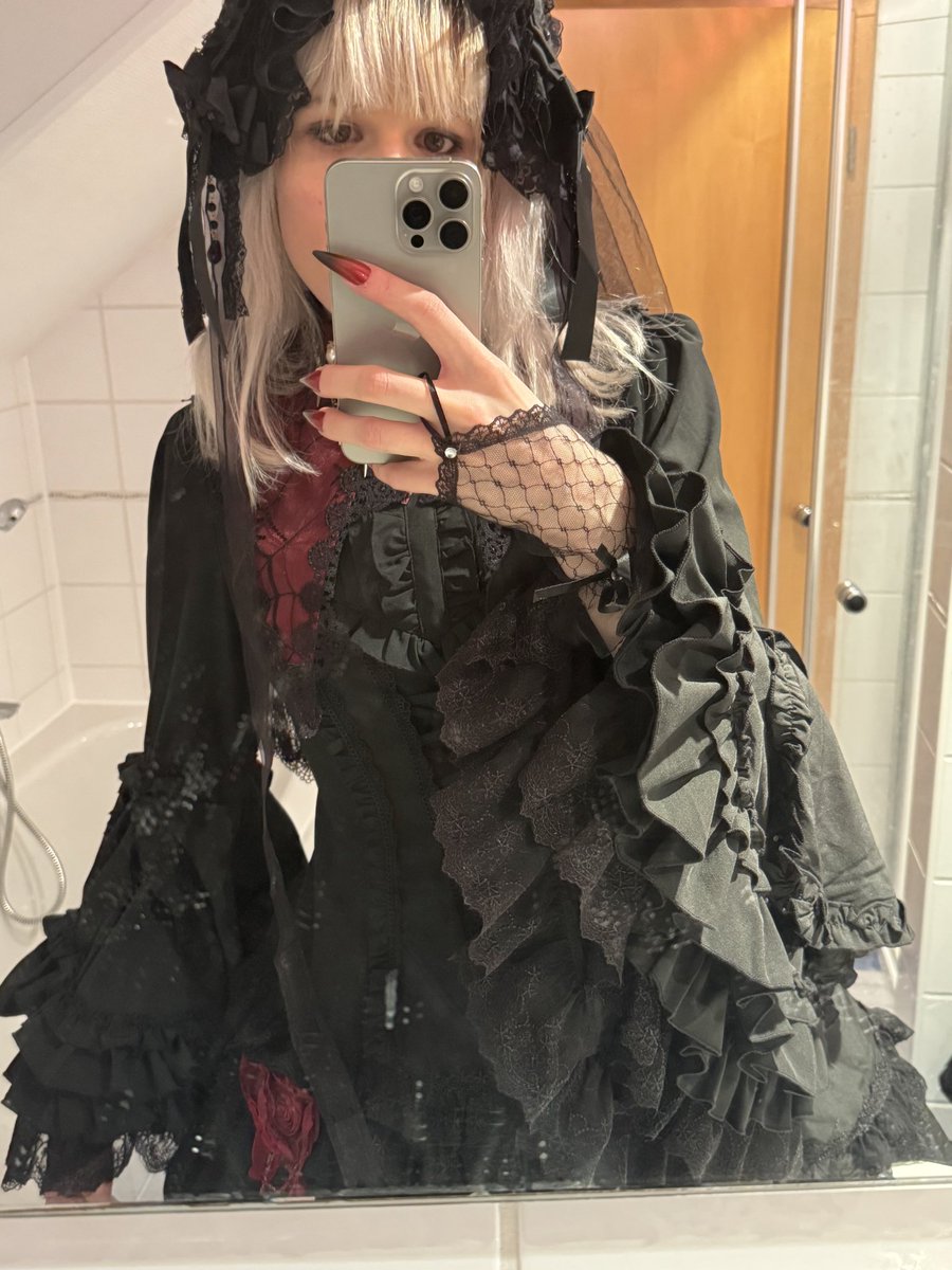 luciascarlet's tweet image. meanwhile designers: