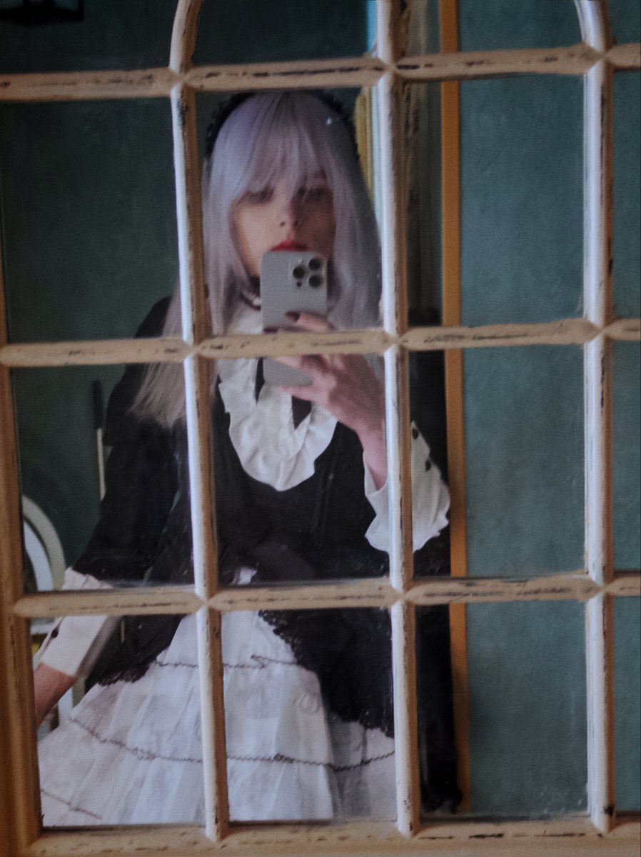 luciascarlet's tweet image. meanwhile designers: