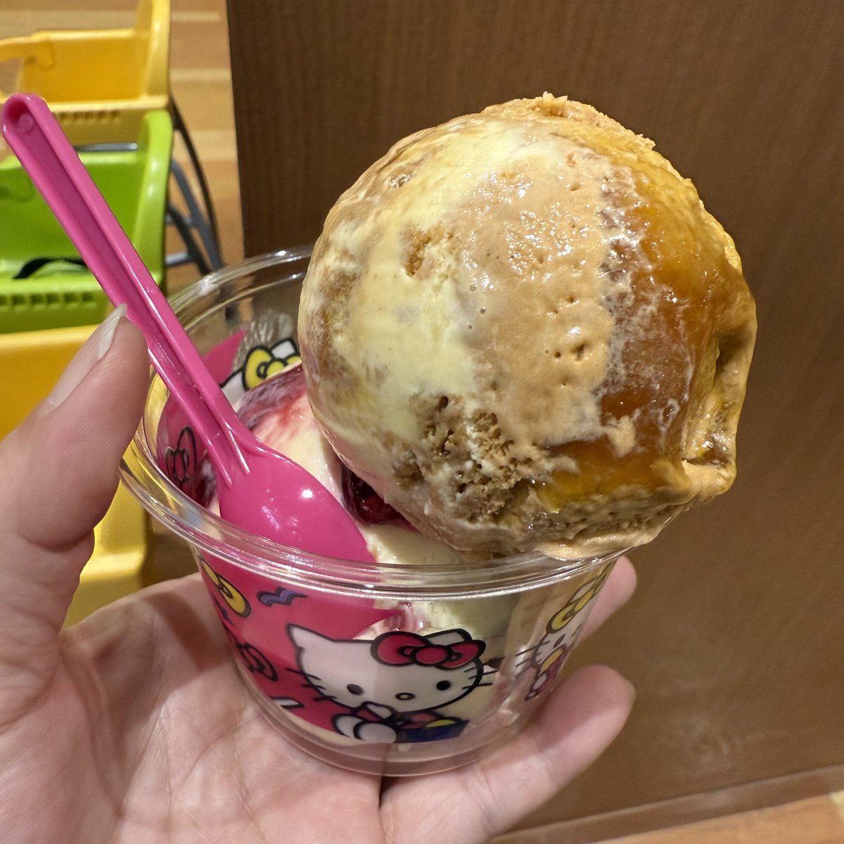 こっそり教えておきますけど。期間限定で出てるサーティワンのカラメルアップルパイ美味しいですよ。アップルパイ味とコーヒー味のスイーツは大体裏切らない。下にある方はベースボールナッツ。