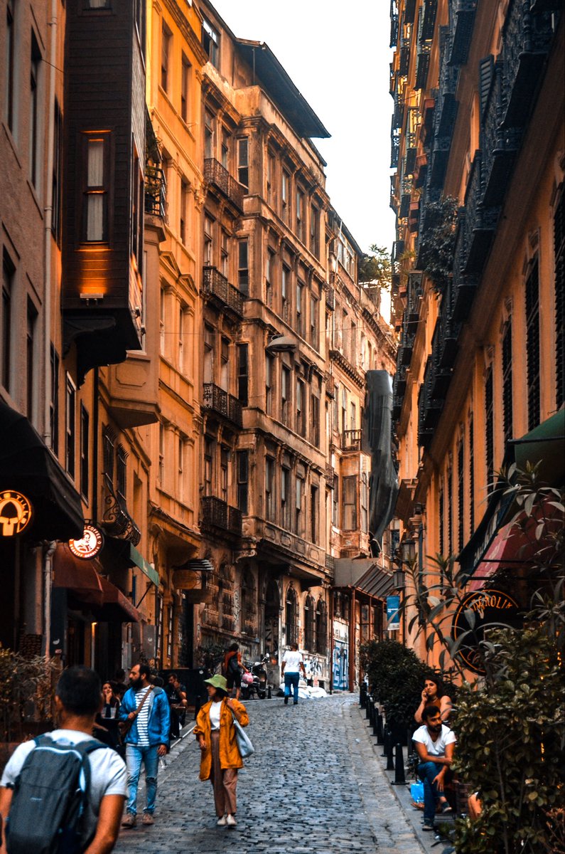 vardarious's tweet photo. Galata’nın kendisi ayrı çevresi ayrı güzel. https://t.co/LEObhpCUMy