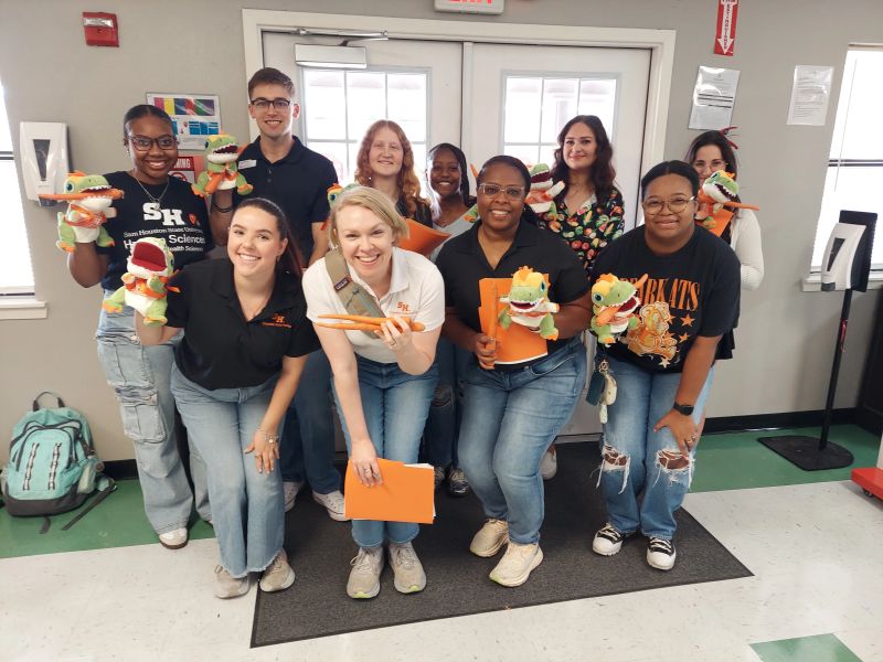 🥕 Little hands, big learning! SHSU’s MS/DI and FSCN students taught Huntsville Head Start preschoolers all about the nutritional goodness of carrots making healthy eating fun from the start!
