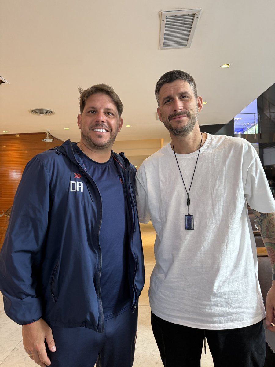 ¡Hermosa visita! 🙌

Maximiliano Bauza, hijo del amado Patón, visitó la concentración de San Lorenzo y compartió una linda charla futbolera con Damián Ayude.

¡Los queremos mucho, Maxi! 💙❤️