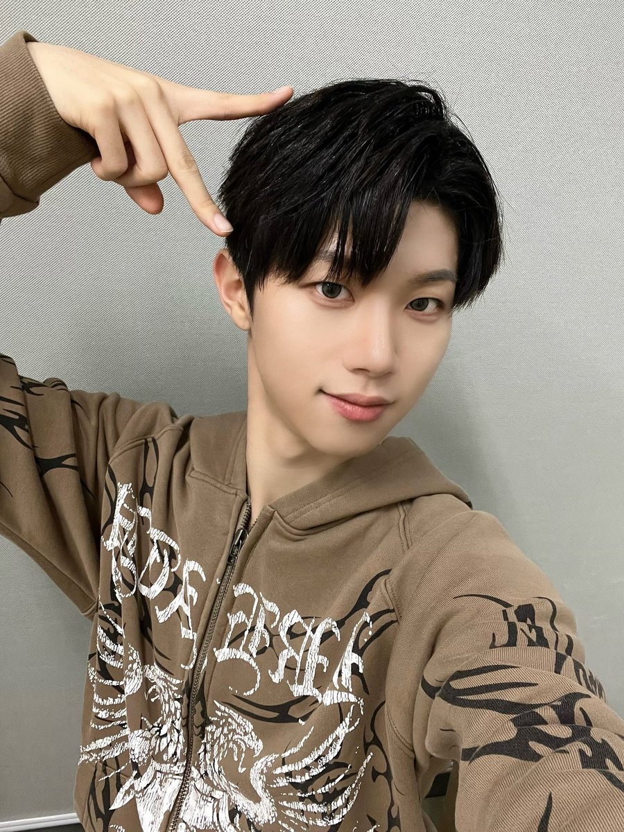 xikers_official's tweet photo. [#현우] 오늘 하루도 고생 고생 !! 😝😝❤️❤️❤️❤️
#xikers #싸이커스 https://t.co/1mwTs3USCj