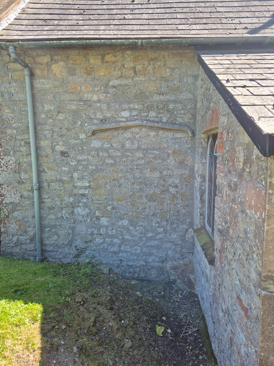 TheHistoryMouse's tweet photo. Time for some of Mouse's #FridaysBitsAndPieces from #StMaryQuantoxhead #Somerset. The bits and pieces Mouse didn't get to share during the week: #ThingsThatMakeMouseGoHmm. The other side of the tomb and a blocked aperture with label above. If only Mouse had her tape measure https://t.co/tkjplbvq7K