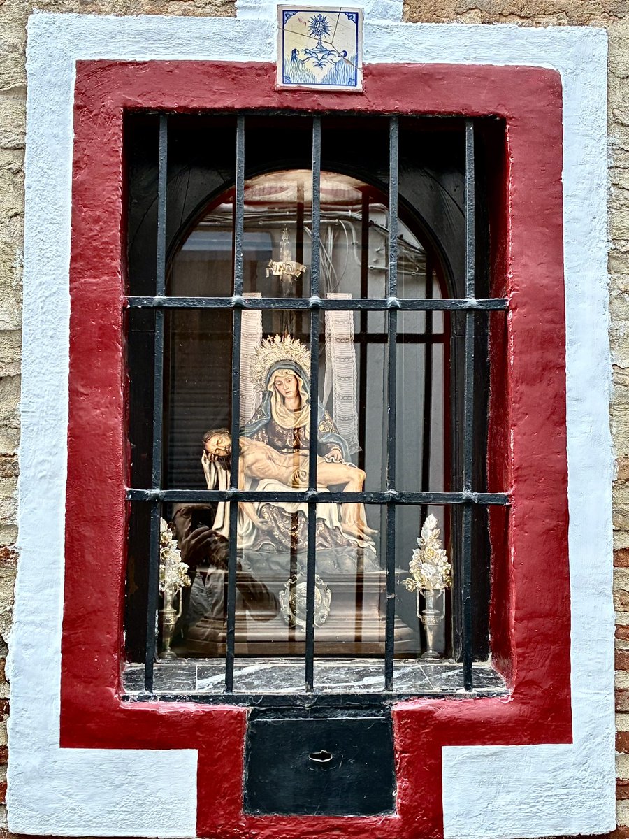 En la sevillana calle de los Siete Dolores de Ntra. Señora, una ventana, donde habita la orden de los Siervos de María. 📷Propia.