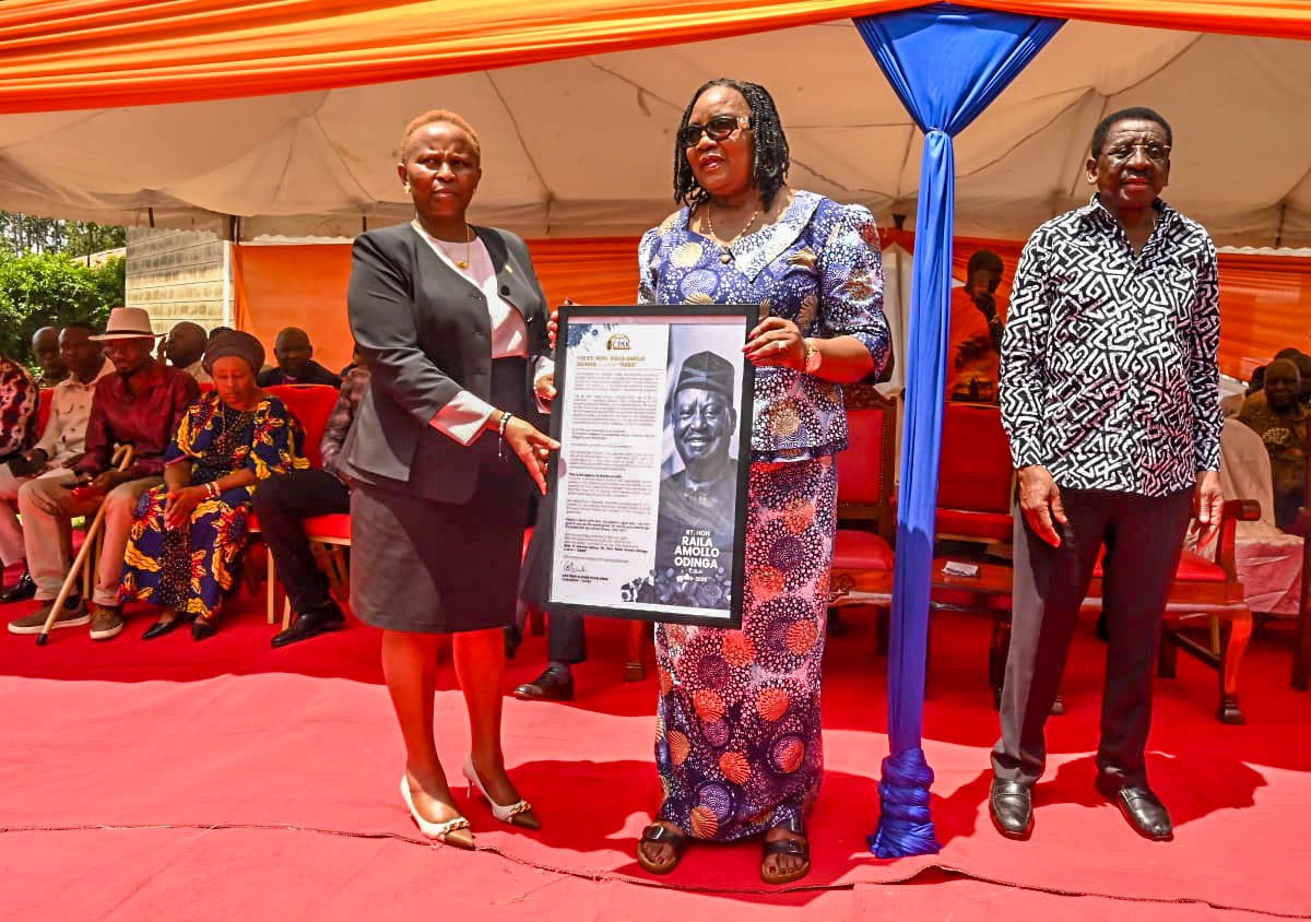 ICPAK_Kenya's tweet image. Reminiscing &amp;amp; honouring the Legacy of the Late Rt. Hon. Raila Amolo Odinga C.G.H.

The ICPAK chairman, CPA Prof. @ElizabethK38467 presented the framed ICPAK condolence message and the Tribute Photobook to H.E. Canon Dr. Ida Odinga, which captured the late Rt. Hon. Raila Amolo…