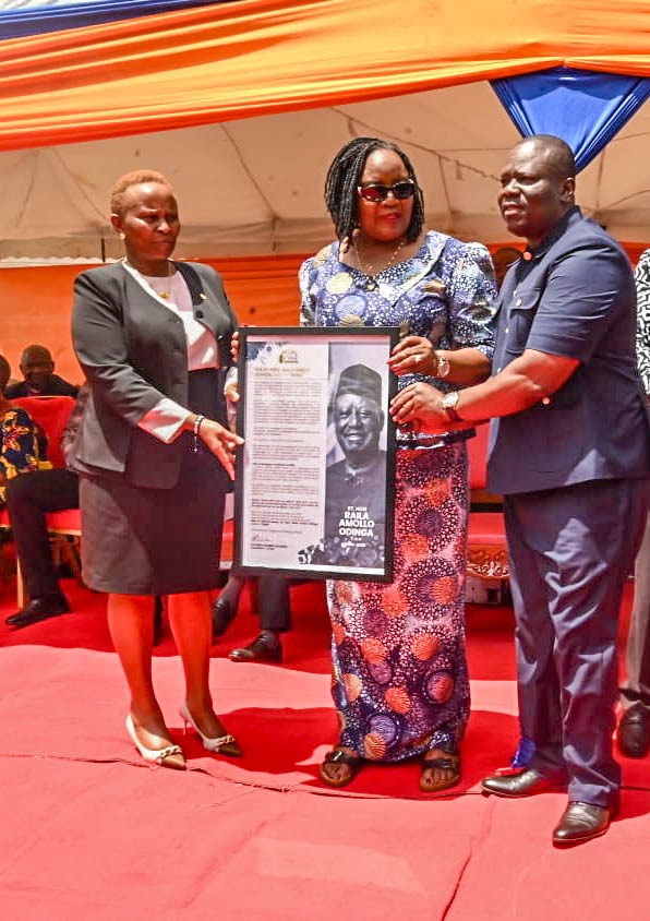 ICPAK_Kenya's tweet image. Reminiscing &amp;amp; honouring the Legacy of the Late Rt. Hon. Raila Amolo Odinga C.G.H.

The ICPAK chairman, CPA Prof. @ElizabethK38467 presented the framed ICPAK condolence message and the Tribute Photobook to H.E. Canon Dr. Ida Odinga, which captured the late Rt. Hon. Raila Amolo…