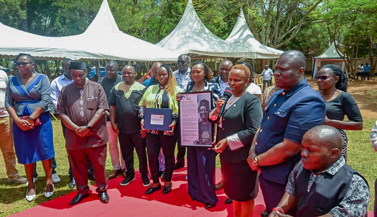 ICPAK_Kenya's tweet image. Reminiscing &amp;amp; honouring the Legacy of the Late Rt. Hon. Raila Amolo Odinga C.G.H.

The ICPAK chairman, CPA Prof. @ElizabethK38467 presented the framed ICPAK condolence message and the Tribute Photobook to H.E. Canon Dr. Ida Odinga, which captured the late Rt. Hon. Raila Amolo…