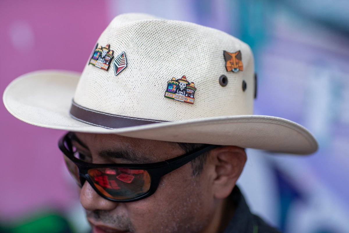 ethereum_mexico's tweet image. 💥 ¡Gracias @MeebitsNFTs por ser parte de #ETHMexico2025 🇲🇽!

Más que simples coleccionables, Meebits es una comunidad en movimiento.
Hoy, sus avatares viven como piezas únicas en el metaverso, conectando arte, identidad y cultura digital.✨
🔗 Descubre más:…