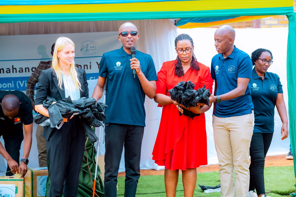 HuyeDistrict's tweet photo. Ubuyobozi bwa RUB n'ubw'Akarere bwashimye Leta y'u Rwanda yashyize imbere gahunda zo guharanira imibereho myiza n'iterambere ry'Abanyarwanda bose nta vangura. 
Umunsi mpuzamahanga w'Inkoni yera wizihizwaga ku nshuro ya 17. Muri iki gikorwa hatanzwe inkoni zera (White canes) 300. https://t.co/3H9IyQZtqj