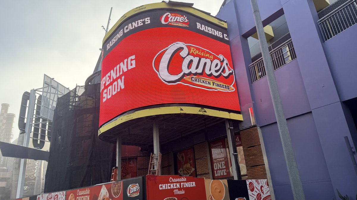 themeconductor's tweet image. Raising Cane‘s at Universal Studios, Hollywood CityWalk looking amazing!!! #universalstudios #universalstudioshollywood #raisingcanes
