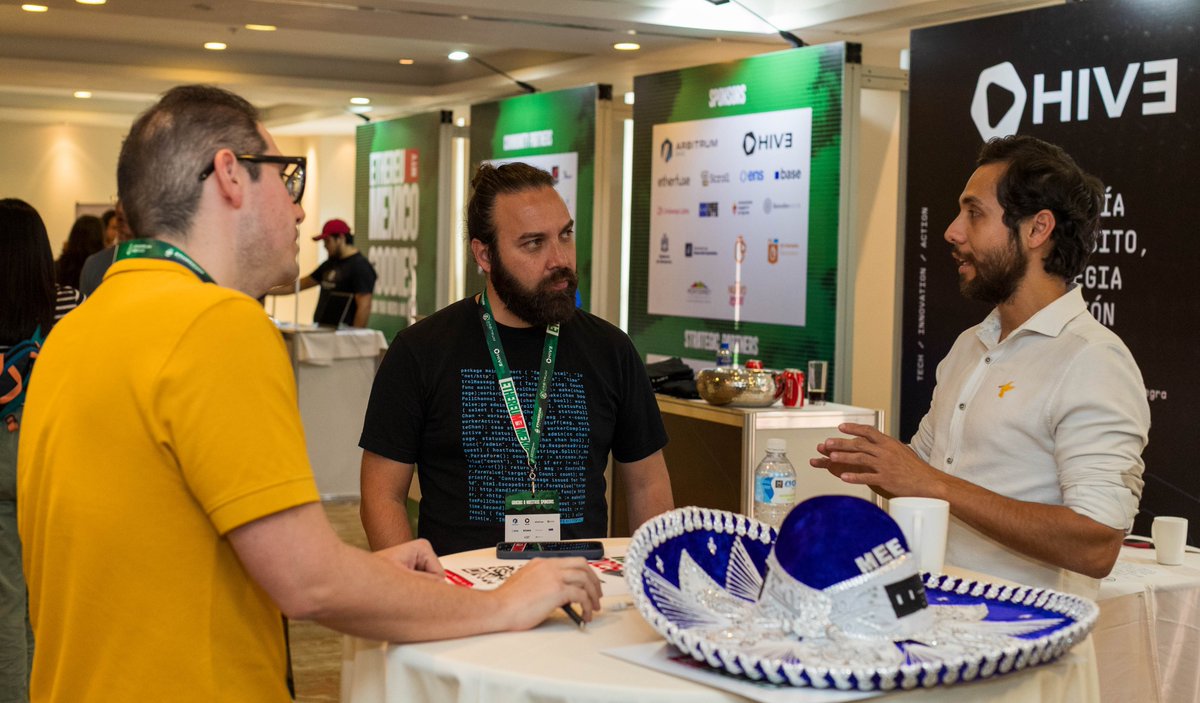 ethereum_mexico's tweet image. Los Ethereans en Monterrey disfrutaron al máximo la merch edición limitada creada especialmente para #ETHMexico2025. 👕🔥

¡Gracias @MeebitsNFTs  por hacerlo posible! 💙