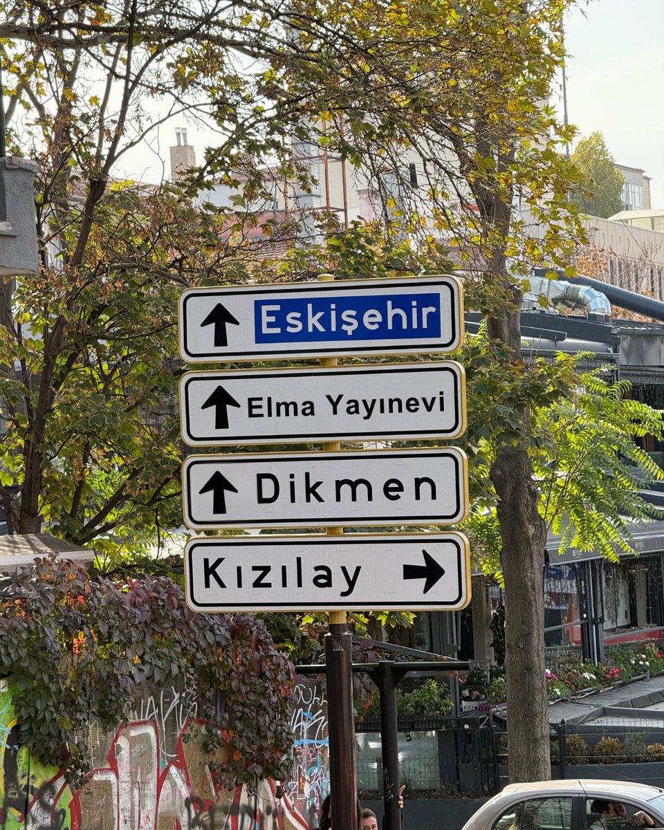 O meşhur tabelaya biz de eklendik.
Kızılay sağa, Elma düz.🍏
#ankara