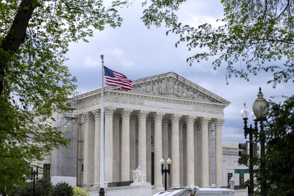 La Corte Suprema de Estados Unidos aprueba que los pasaportes federales reflejen únicamente el sexo asignado al nacer, en medio de una política que afecta a personas trans, intersex y no binarias