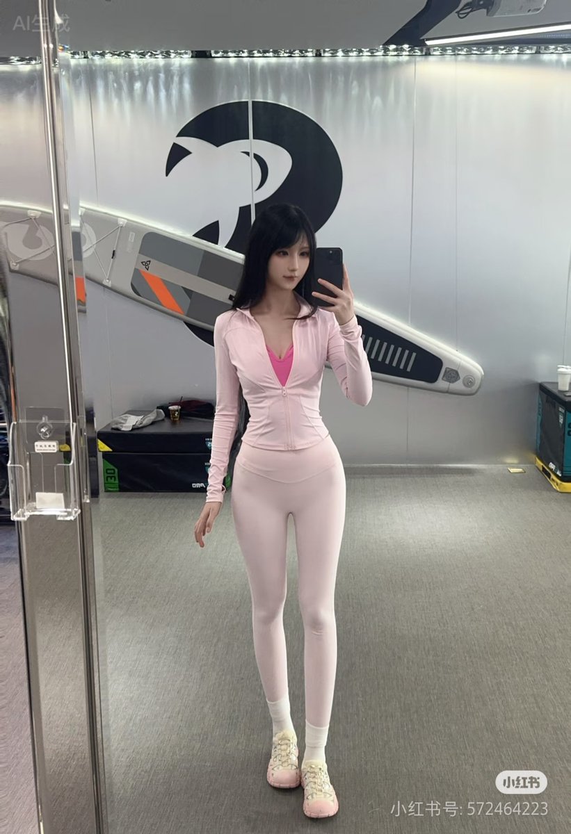fkbldog's tweet photo. 锁门声“咔哒”一声，她没回头，只在镜子里冲教练舔了舔下唇。
“教练，帮我拉伸一下？”
她跪坐的姿势故意把膝盖分开，瑜伽裤中间那道缝隐约能看见内裤的蕾丝轮廓。
“这里紧吗？”教练手指故意停在腿根，拇指压住那道凸起的缝。
“啊……再……再里面一点……”她声音软得像融化的奶油。
#意淫 #抖个姬灵 https://t.co/i9ZBY9DGrf