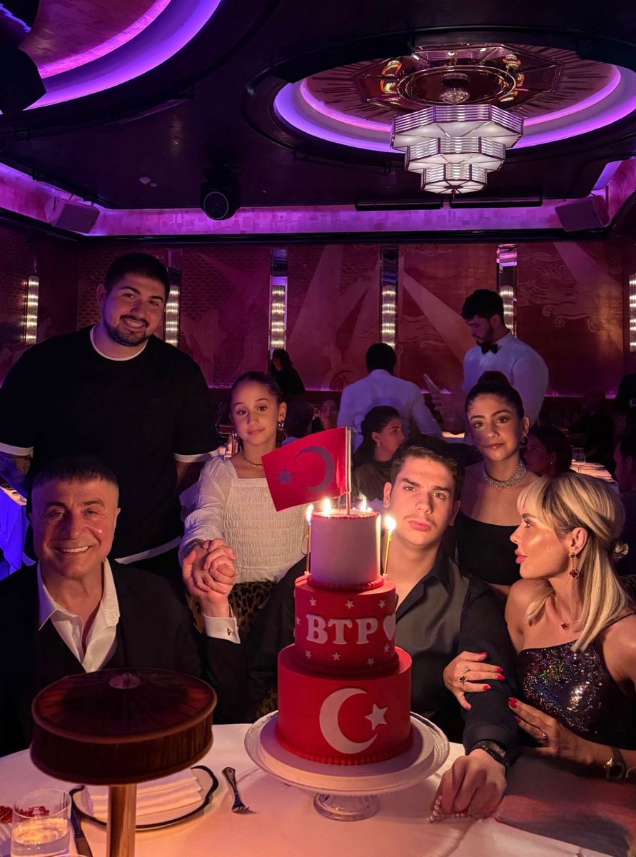 Uzakta olsalar da yürekler bir…
Reis Sedat Peker ve ailesi, Boğaçhan Peker’in doğum gününü hep birlikte kutladı.
Nice sağlıklı, huzurlu ve mutlu yıllara Boğaçhan.

<a href="/sedat_peker/">Sedat Peker</a> #SedatPeker