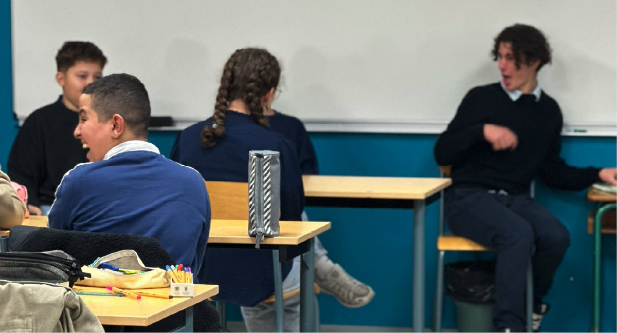 ac_normandie's tweet image. Hier, l’académie de Normandie s’est mobilisée 🎗️

Au collège Georges Lavalley :
✅ Auto-évaluations
💬 Débats
🎮 Jeu “Stop la violence”
🎭 Théâtre-forum.

Au lycée François Rabelais :

🎀 Nœud NAH géant
⚖️ Interventions d’avocates
🔍 Escape game

#NAH2025 #NAH