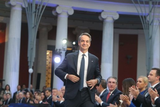 Έφαγε λάσπη εντός και εκτός. Είχε απέναντι του όλα τα ΜΜΕ &amp; ολιγαρχες. Πατριώτες της φακής τον είπαν κάτι σαν προδότη. Ο Κυριάκος έκλεισα τα αυτιά του, έβαλε στόχους και τα κατάφερε. Ο Κυριάκος Μητσοτάκης είναι τεράστια ηγετική φυσιογνωμία στην Ευρώπη. 
#Με_Τον_Κυριάκο