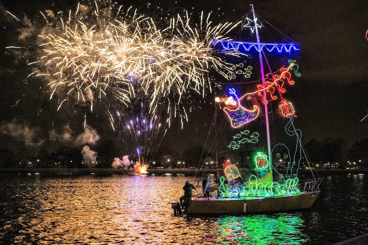 TheWharfDC's tweet image. It’s officially November which means The Holiday Boat Parade &amp;amp; Party is almost here! 🎄
 
On Saturday, December 6 jingle bell rock on the pier with cocktails from @JackDaniels_US and watch the fireworks over the Washington Channel. 

🎉 wharfdc.com/boatparade/