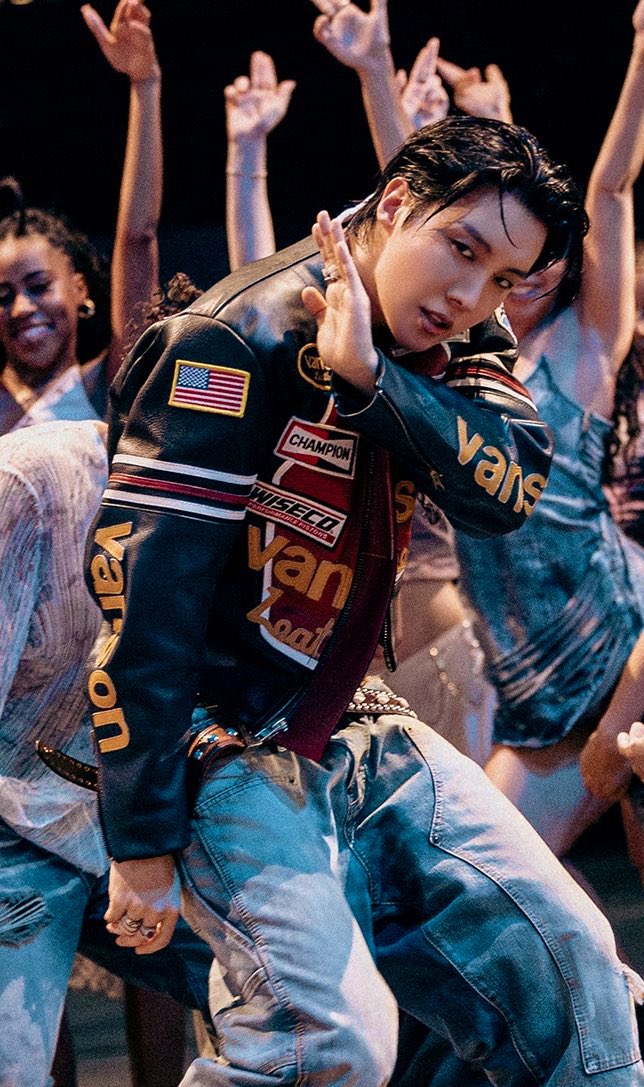 voteforjhsw's tweet image. 1 RT / 1 reply = 1 vote 

I vote for #jhope at #2025MAMAVOTE