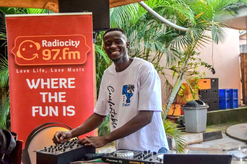 CheckIn 📍.                            Sound 🔉✅️

#ChillOutNight Happy Hour 4pm - 7pm