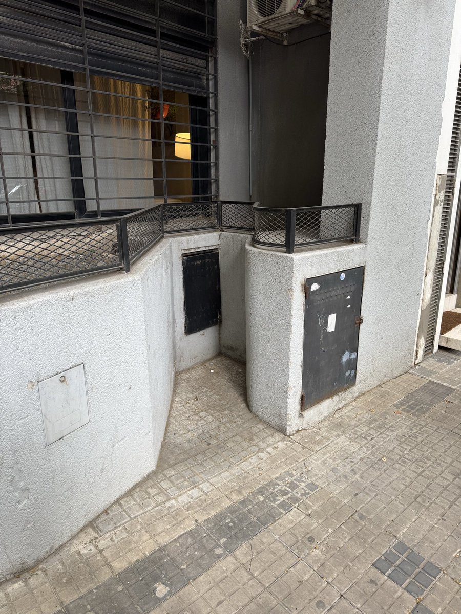 Siento cosas por este recoveco horrendo hasta rejitas le hicieron 

#laplata #arquitectura #espaciopublico