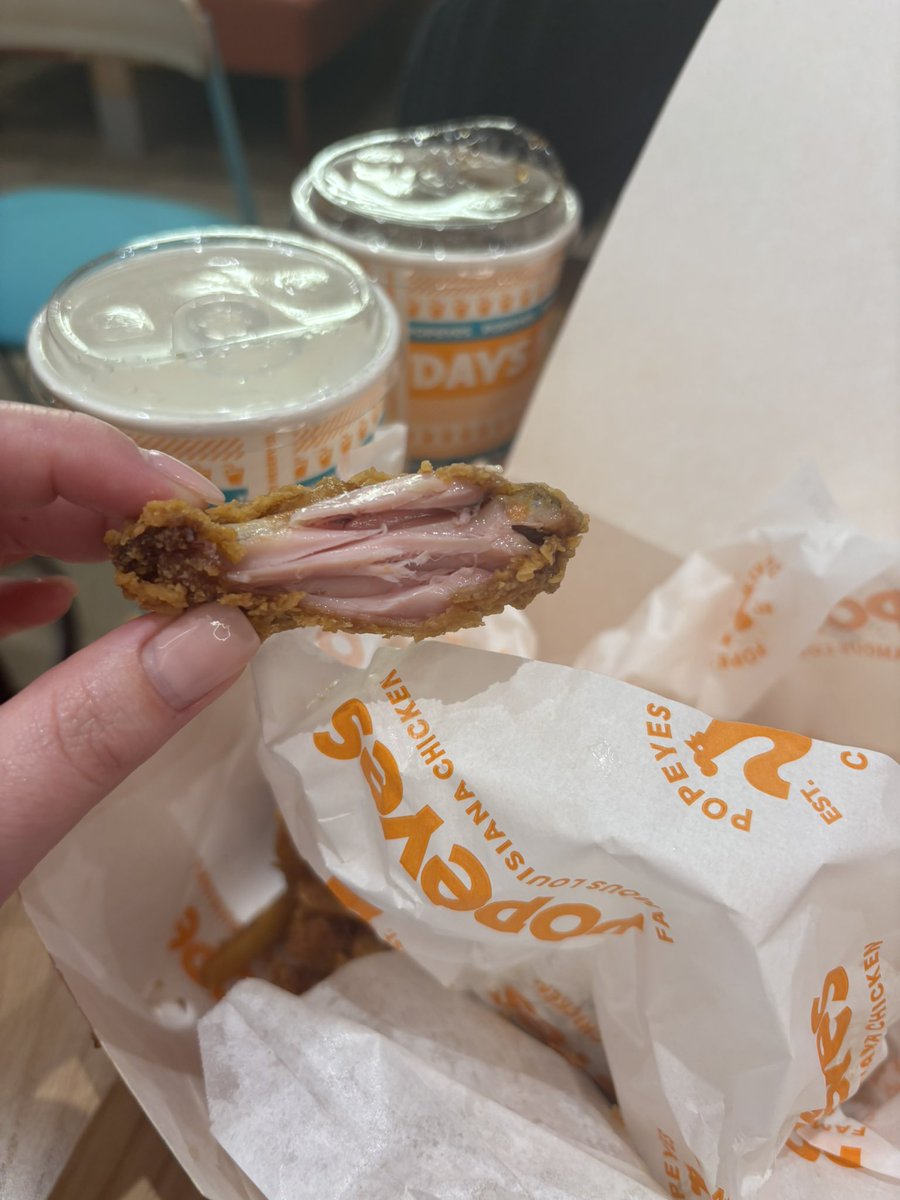 YeahhhDaveee's tweet photo. @Popeyes @PopeyesUK 

Popeyes Bromley been open less than a week and serving raw chicken! Spoke to the manager who declined to give a refund and claimed this is cooked and edible!! 🤮🤮 https://t.co/YkJSBOtQOc