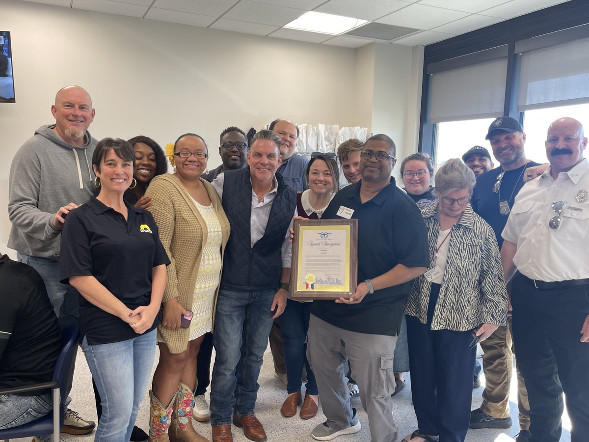 michaeldcrain's tweet image. Honored to present a special recognition to @WestAidFW for 40 years of serving Fort Worth families in need. With rising food insecurity during the federal government shutdown, it’s more important than ever that no one in Fort Worth goes hungry.

This is a team effort—thank you to…