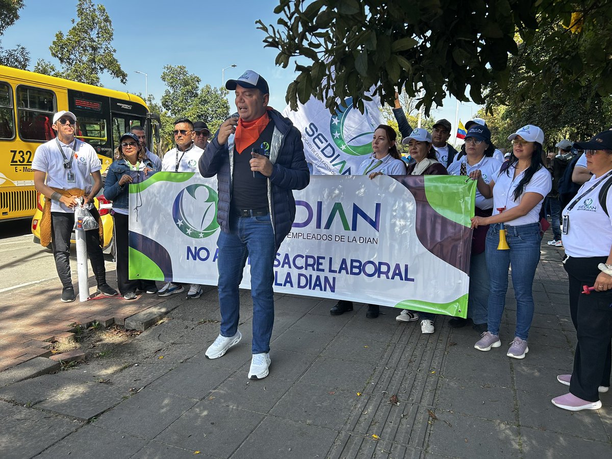 Aquí estamos alzando nuestra voz de protesta hasta que el presidente <a href="/petrogustavo/">Gustavo Petro</a> nos escuche. 

#SindicatosUnidos💚