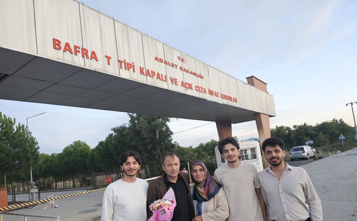 Tahliye ve Vefaat

2023 yılı Şubat ayında davamda görülen ilk celsede tutuklandım, 4 ayın sonunda son celsede Savcı tahliyemi istemesine rağmen mahkeme 6 yıl 6 ay ceza vererek tutukluluğumun devamına karar verdi. Böylece 16 ay Sivas Kapalı Cezaevinde ardından da bir gün sabaha