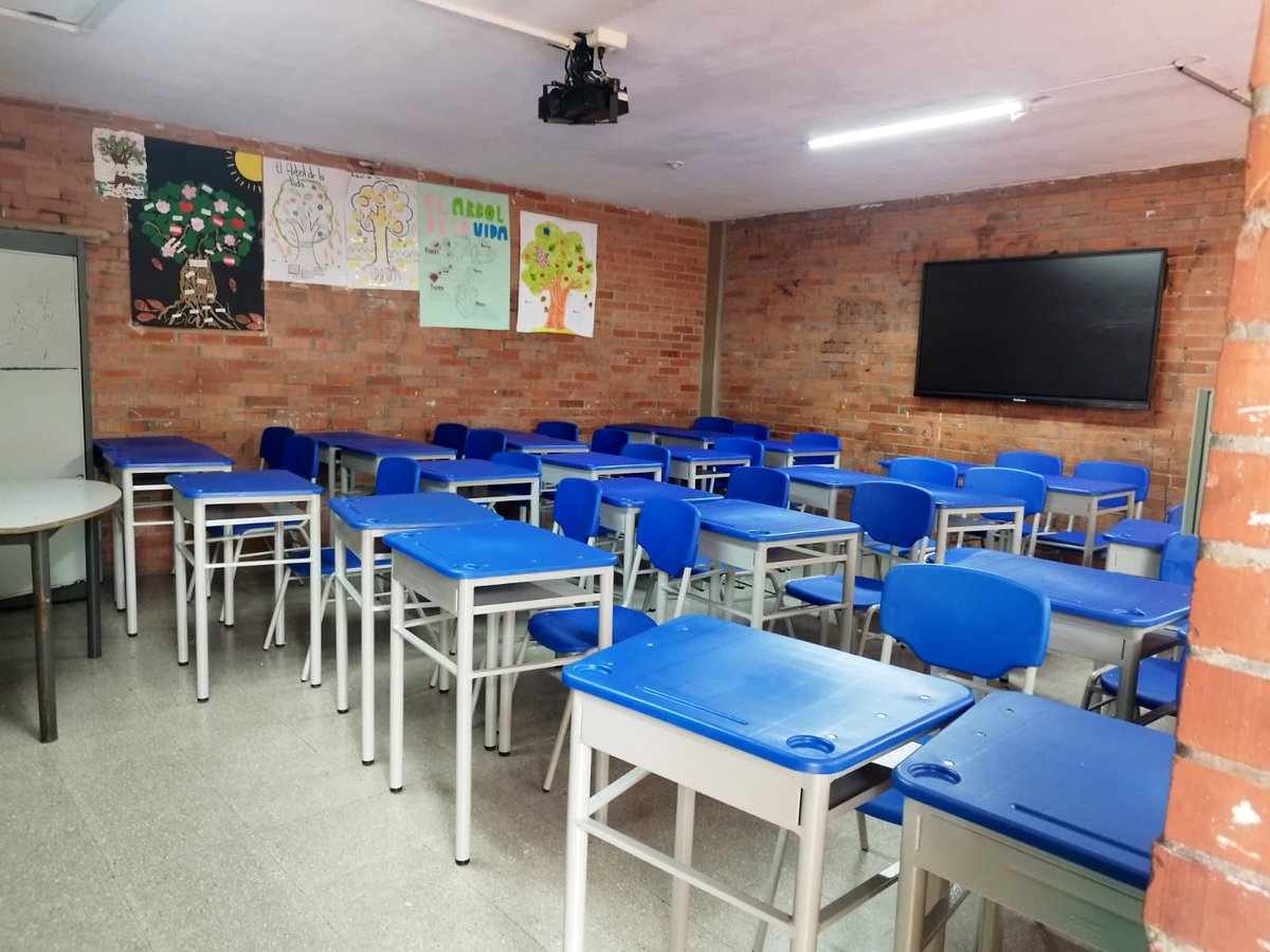 En el corazón de Chapinero está el colegio oficial Simón Rodríguez, con casi 70 años de historia y 900 estudiantes.
Tiene comedor escolar, centros de interés con énfasis en arte y un equipo docente comprometido.
Desde 2024 mejoró casi 20 puntos en Saber 11. 💪
#AquiSiPasa