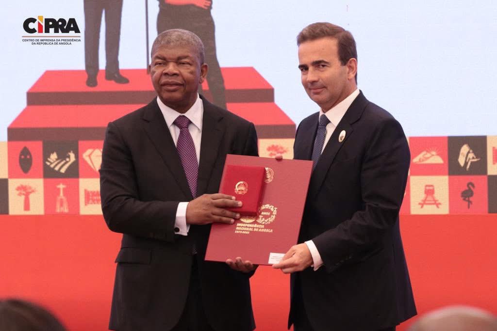 Ontem, dia 6 de novembro, na 8ª Cerimónia de Condecorações no quadro das comemorações do 50º aniversário da Independência Nacional de Angola, fui incumbido de receber as condecorações dos antigos Presidentes Francisco da Costa Gomes e Aníbal Cavaco Silva (Classe de Honra) e do
