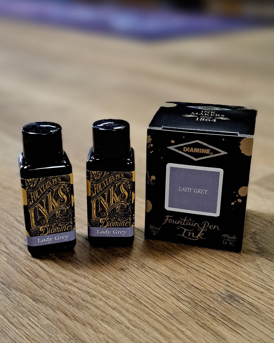 PurePens's tweet photo. BRAND NEW from #Diamine
'Lady Grey' - a purple/grey ink with pink hues 
> https://t.co/fmWpnErpJX

#purepens #fountainpenink #fountainpen #fountainpens #fountainpennetwork #fountainpengeek #stationery #ink #bottledink #writing #drawing #calligraphy #pennerd #pengeek #newpenday https://t.co/s5cmuDufye