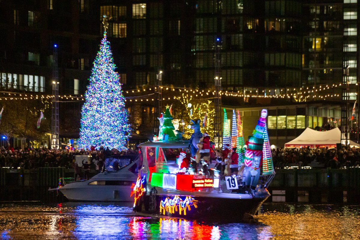 TheWharfDC's tweet image. Only 27 days until the Holiday Boat Parade &amp;amp; Party sails into #TheWharfDC on December 6! 🎄✨

We’re ready to jingle bell rock on the pier, snap pics by the tree, cheer for the glowing boats, watch the fireworks, and make some merry memories! 

🎁 wharfdc.com/boatparade/