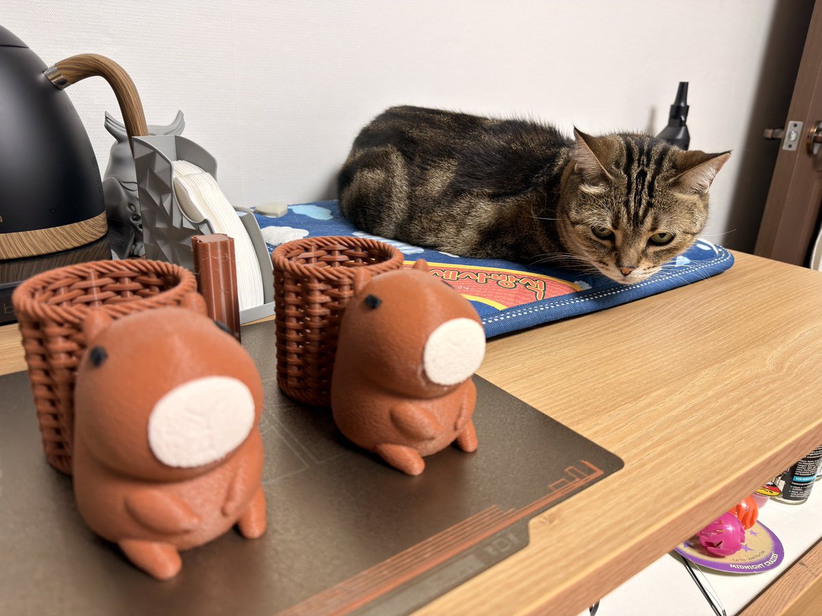 프린트로 나온 카피바라와 그걸 바라보는 밤비