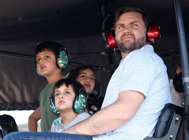 QLiberators's tweet image. JD Vance is under fire for standing by his principles. 💪 Drop a ❤️ if you stand with the second family!