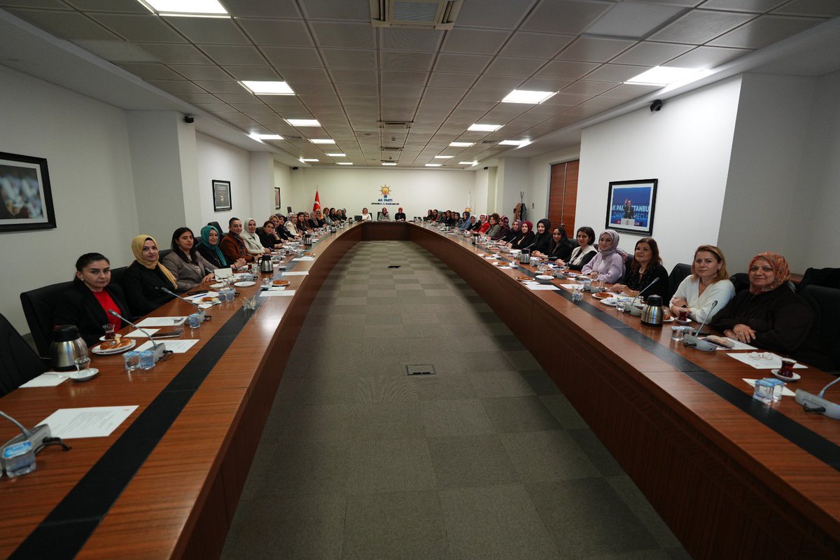 Başkanımız <a href="/salihademirer/">Saliha DEMİRER</a> başkanlığında, İlçe Başkanları Toplantımızı büyük bir motivasyonla gerçekleştirdik.

Toplantımızda; teşkilat çalışmalarımızı, yerel faaliyetlerimizi ve önümüzdeki dönem hedeflerimizi değerlendirdik.

Birlikte yürüdüğümüz bu yolda; hedefimiz net,