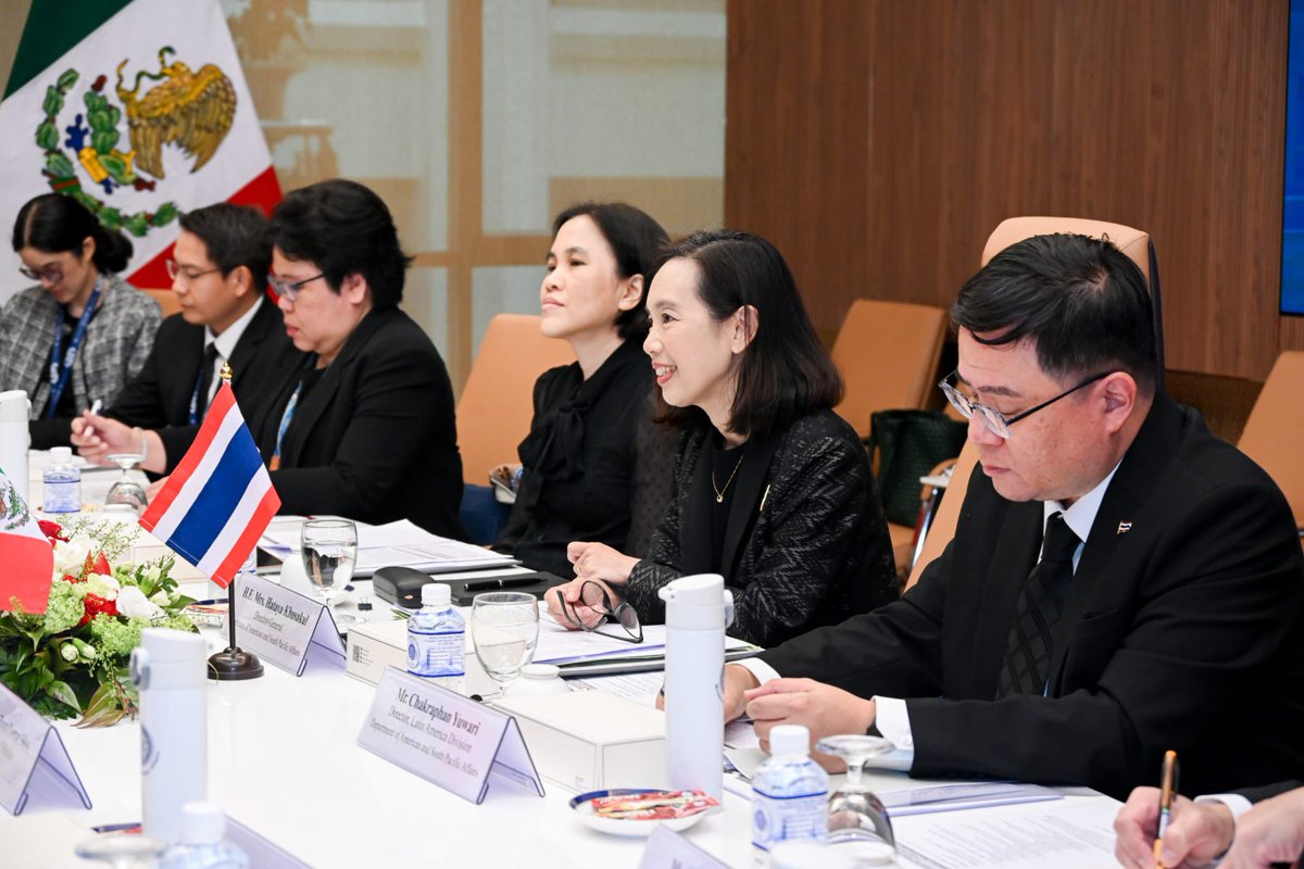 FernandoGSaiffe's tweet photo. En Bangkok, tuve el honor de copresidir la VI Reunión del Mecanismo de Consultas Políticas México–Tailandia junto con mi contraparte, Hataya Khusakul, Directora General para las Américas del Ministerio de Relaciones Exteriores de Tailandia @MFAThai.

Revisamos la agenda bilateral en materia política, comercial y de cooperación, y compartimos visiones sobre prioridades y retos comunes en los ámbitos regionales y multilaterales.

Fue una excelente reunión para identificar nuevas áreas de oportunidad y fortalecer la presencia de México en la región de Asia-Pacífico. 🇲🇽🤝🇹🇭