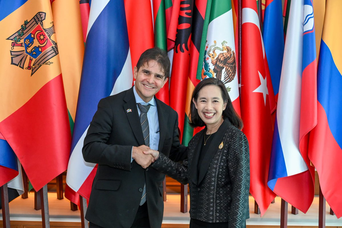 FernandoGSaiffe's tweet photo. En Bangkok, tuve el honor de copresidir la VI Reunión del Mecanismo de Consultas Políticas México–Tailandia junto con mi contraparte, Hataya Khusakul, Directora General para las Américas del Ministerio de Relaciones Exteriores de Tailandia @MFAThai.

Revisamos la agenda bilateral en materia política, comercial y de cooperación, y compartimos visiones sobre prioridades y retos comunes en los ámbitos regionales y multilaterales.

Fue una excelente reunión para identificar nuevas áreas de oportunidad y fortalecer la presencia de México en la región de Asia-Pacífico. 🇲🇽🤝🇹🇭